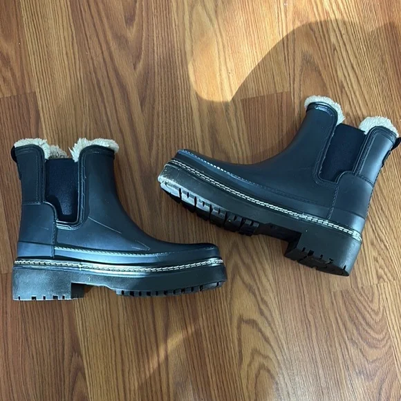 Navy and White Chelsea Winter Boots with Cozy Lining size 8 - Picture 4 of 4